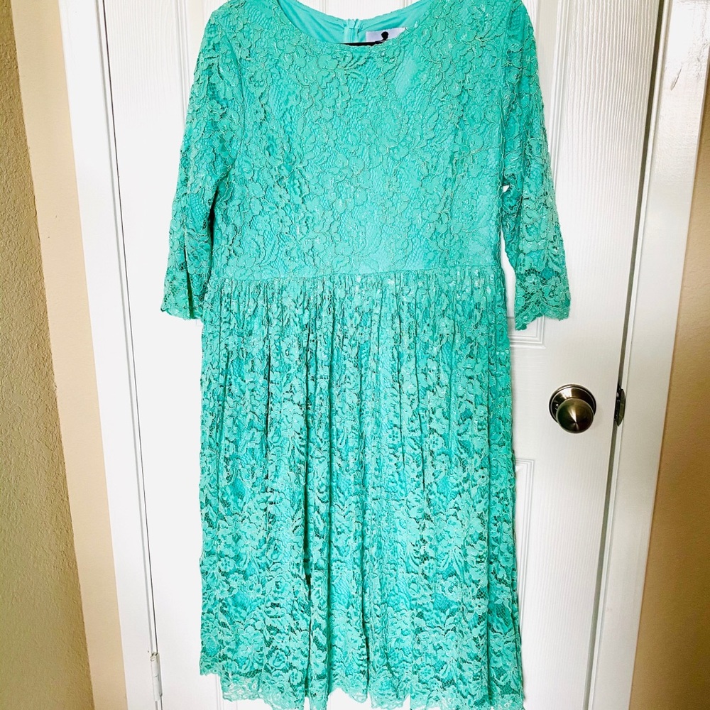SOLD! Jewell’s A Night In Paris Lace Dress - Picture 2 of 6